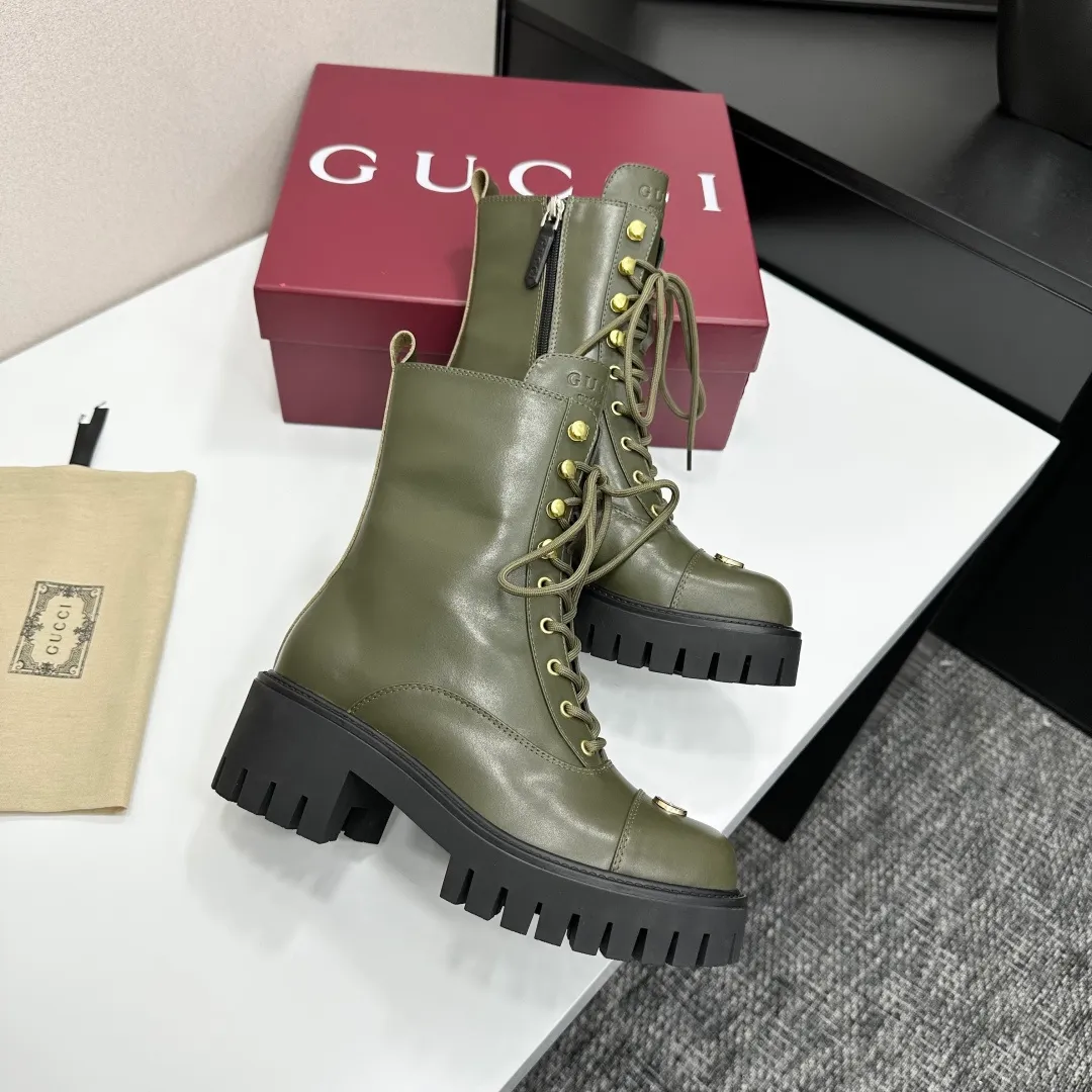 👟👟Ex-factory price 840👟👟 Highest version 2025 Gucci autumn and winter latest GUCCI mid-heel grooved thick-soled horsebit ankle Chelsea boots 🆙Purchase level high-end boutique goods🆙 This short boots is ingenious and combines the fashionable elements of boots and moccasins, with lightweight foam rubber groove soles , archive patterns continue to shine in Gucci’s new series, and the classic horsebit-shaped accessories highlight the brand’s equestrian heritage. It doubles the charm of the entire design and injects exquisite sophistication into daily shoes 😘 Fabric: Imported calfskin + embossed craftsmanship Inner/foot pads: Shuiqi cowhide Outsole: 1:1 mold rubber foam high toughness 4.5 cm thick sole Absolutely not heavy or rigid, nor will it collapse All materials and processes are consistent with the Y version Size: 35-42 standard code 404142 customized Heel height: 4.5CM Forefoot 2.5 cm Packaging: High-end packaging at the counter